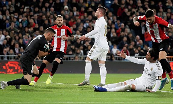 Jovic (c) se lamenta tras mandar un cabezazo al larguero. |  EFE