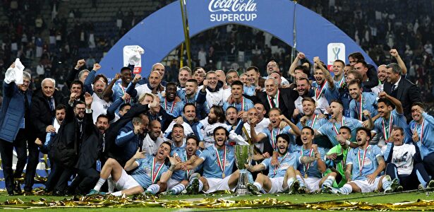 Los jugadores de la Lazio posan con el trofeo de la Supercopa de Italia. |  EFE