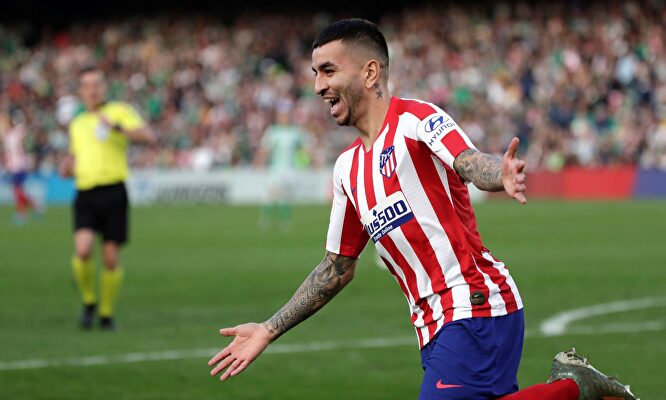 Ángel Correa celebra su gol al Betis en el Benito Villamarín. |  EFE