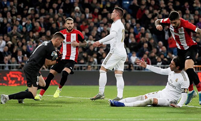 Jovic (c) se lamenta tras mandar un cabezazo al larguero. |  EFE