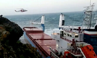 Espectacular rescate de los tripulantes de un carguero varado por un fuerte temporal en Italia