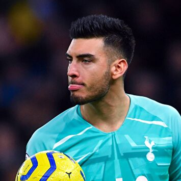 El surrealista penalti de Gazzaniga a Marcos Alonso con patada voladora incluida