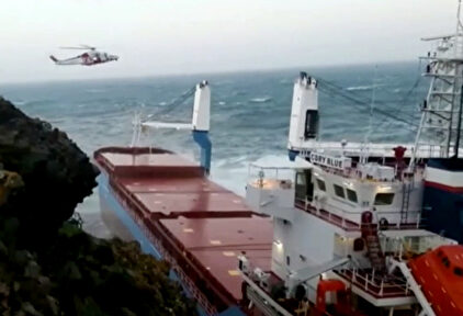 Espectacular rescate de los tripulantes de un carguero varado por un fuerte temporal en Italia