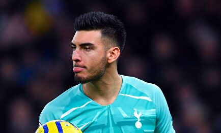 El surrealista penalti de Gazzaniga a Marcos Alonso con patada voladora incluida