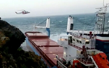 Espectacular rescate de los tripulantes de un carguero varado por un fuerte temporal en Italia