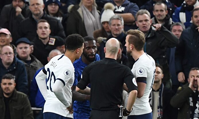 Antonio Rudiger (c) habla con el árbitro Anthony Taylor durante el Tottenham-Chelsea. |  EFE