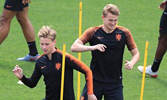 De Jong (i) y De Ligt, en un entrenamiento con la selección holandesa. |  Cordon Press