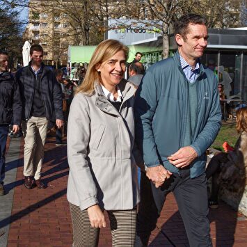 Cristina de Borbón e Iñaki Urdangarín, sonrientes y de la mano en Vitoria |  EFE