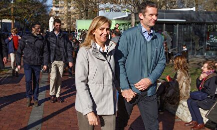 Cristina de Borbón e Iñaki Urdangarín, sonrientes y de la mano en Vitoria |  EFE