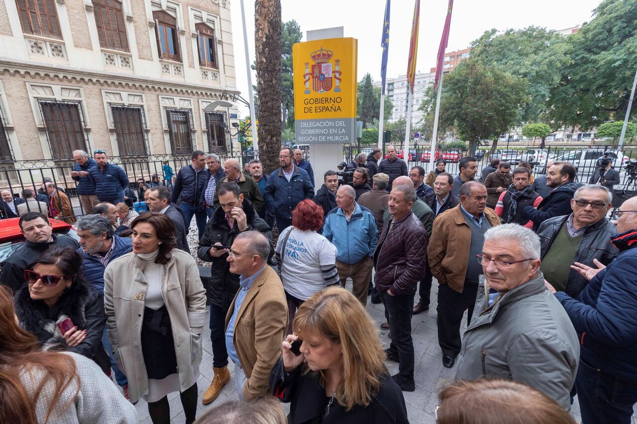 Regantes protestando ante la sede del gobierno de Murcia |  EFE