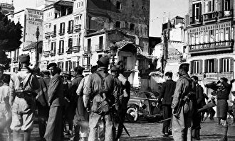 Grupo de soldados y civiles en la calle tras haber sido tomada Málaga | Cordon Press