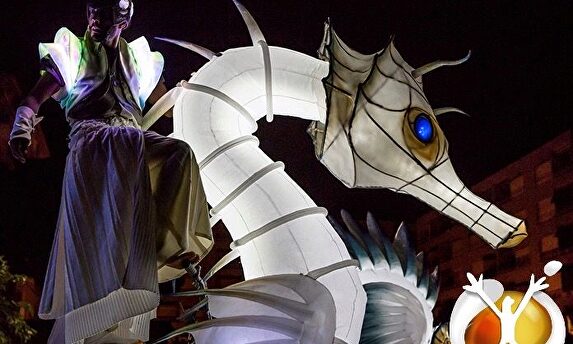 Uno de los animales luminosos del pasacalles |  Ayuntamiento de Sevilla