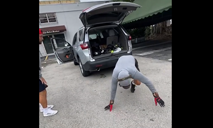 El último entrenamiento bestial de Verdasco: arrastra un coche con su cuerpo 