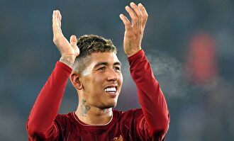 Roberto Firmino saluda a los aficionados tras la goleada del Liverpool al Leicester. |  EFE 