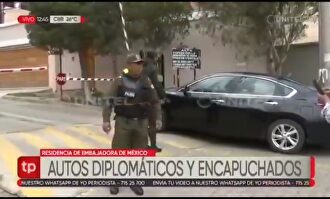Vista de la Embajada mexicana con presencia policial en La Paz (Bolivia). |  EFE