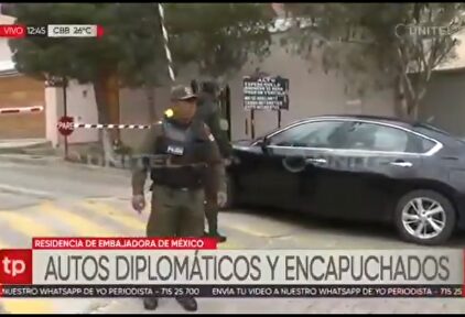 Vista de la Embajada mexicana con presencia policial en La Paz (Bolivia). |  EFE