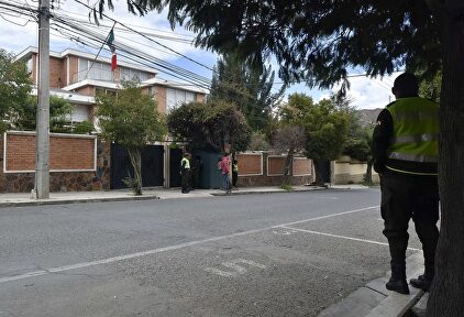 Vista de la Embajada mexicana con presencia policial en La Paz (Bolivia). |  EFE