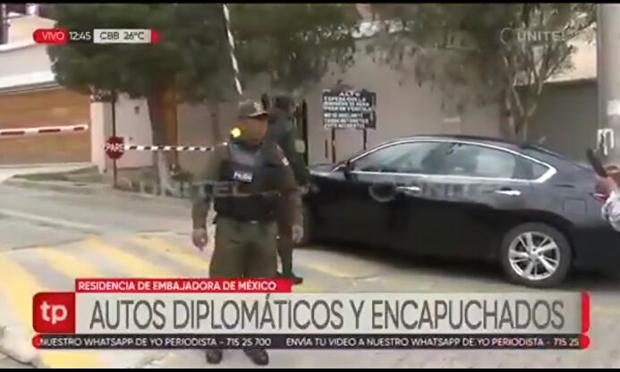 Vista de la Embajada mexicana con presencia policial en La Paz (Bolivia). |  EFE
