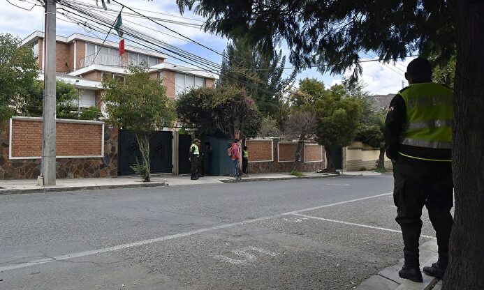 Vista de la Embajada mexicana con presencia policial en La Paz (Bolivia). |  EFE
