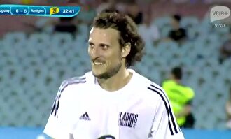 Duelo inesperado: Luis Suárez se convierte en portero y reta a Forlán 