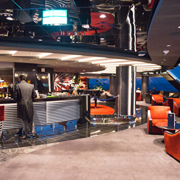 El bar y la recepción del hall en la zona de lujo Yacht Club, dentro del crucero MSC Grandiosa.