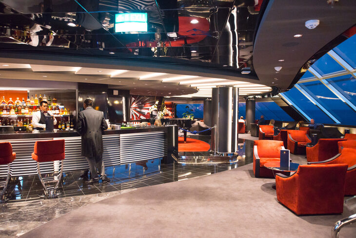 El bar y la recepción del hall en la zona de lujo Yacht Club, dentro del crucero MSC Grandiosa.