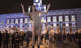 Cristina Pedroche se pasea completamente desnuda por la Puerta del Sol de Madrid