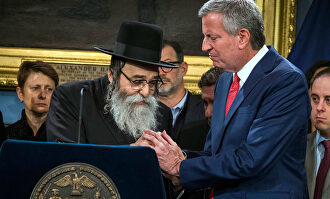El alcalde de Nueva York y un representante de comunidades judías de la ciudad. |  EFE