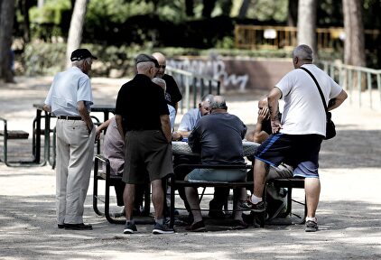 Varios pensionistas juegan al dominó en un parque de Madrid | Europa Press