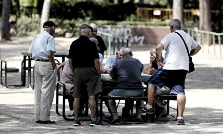 Varios pensionistas juegan al dominó en un parque de Madrid | Europa Press