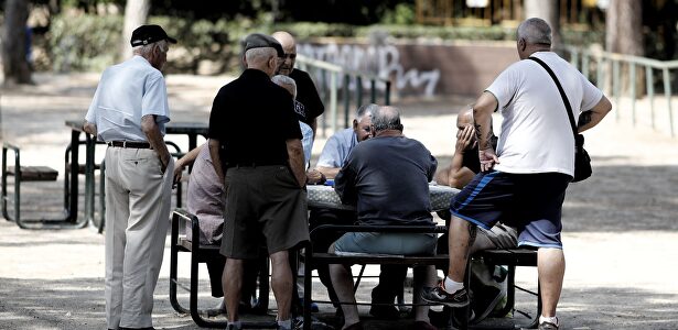 Varios pensionistas juegan al dominó en un parque de Madrid | Europa Press