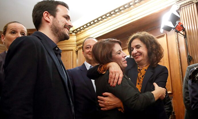 Lastra y Montero celebran el acuerdo junto a Alberto Garzón. |  EFE