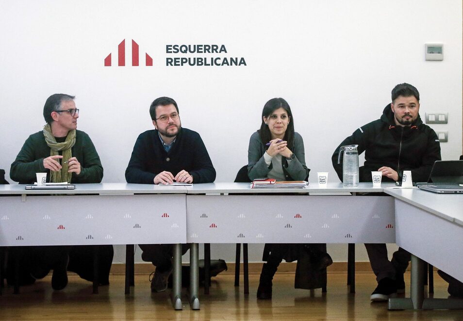 ERC obtiene del PSOE el compromiso de una "consulta" en Cataluña a cambio de la investidura Los resultados de la mesa de diálogo bilateral entre Govern y Gobierno se someterán a un proceso electoral solo en la región catalana.