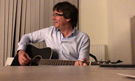 Puigdemont comienza el año pidiendo que le lleven a casa guitarra en ristre