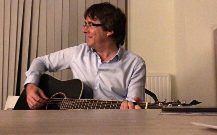 Carles Puigdemont pide volver a casa acompañado de su guitarra