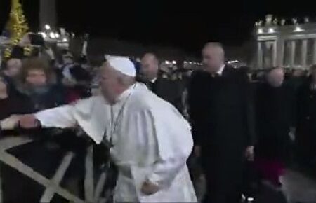 El Papa Francisco pide disculpas por dar un manotazo a una fiel que le agarró la mano