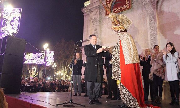 El alcalde Juan Espadas entrega las llaves de la ciudad al Heraldo Real |  Ayuntamiento de Sevilla