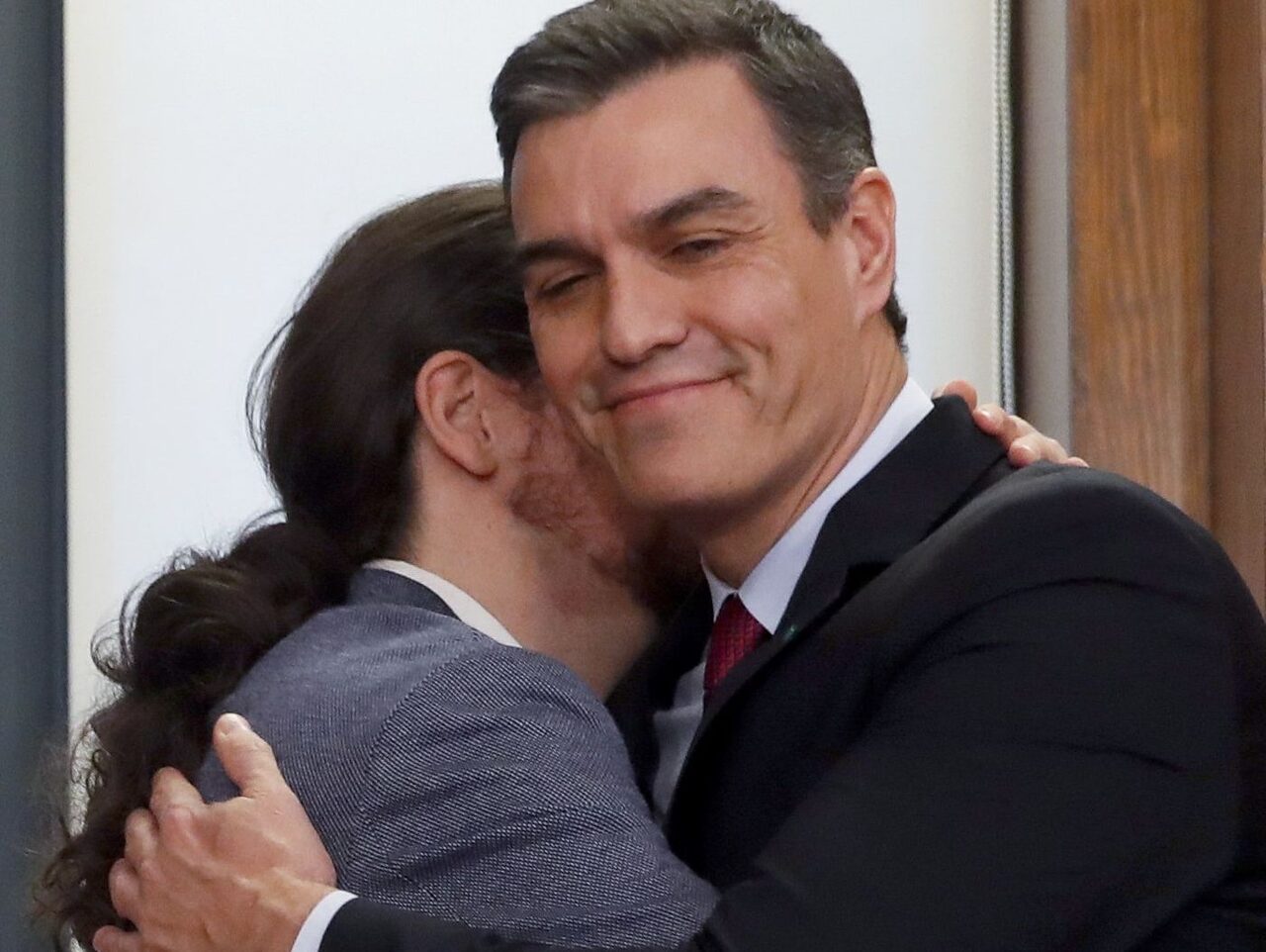 El abrazo del pasado lunes entre Iglesias y Sánchez |  EFE
