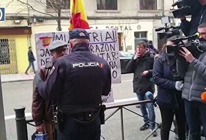 La Policía reduce a un hombre por gritar ¡viva España! en la sede del PSOE