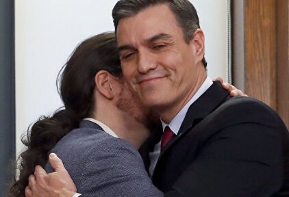 El abrazo de Iglesias y Sánchez. | EFE