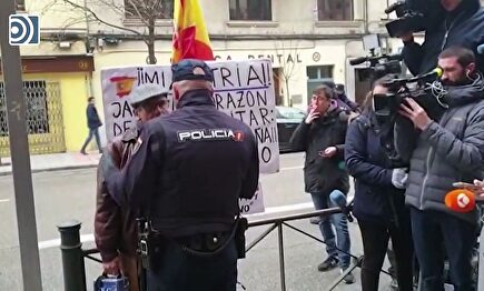 La Policía reduce a un hombre por gritar ¡viva España! en la sede del PSOE