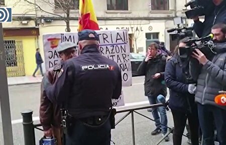 La Policía reduce a un hombre por gritar ¡viva España! en la sede del PSOE
