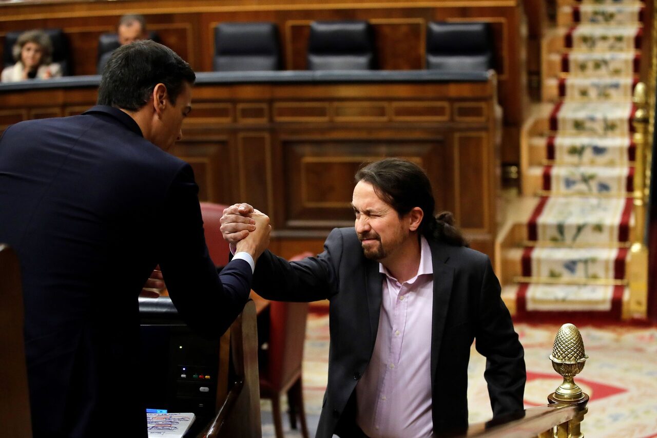 Pedro Sánchez y Pablo Iglesias se saludan en el hemiciclo. |  EFE
