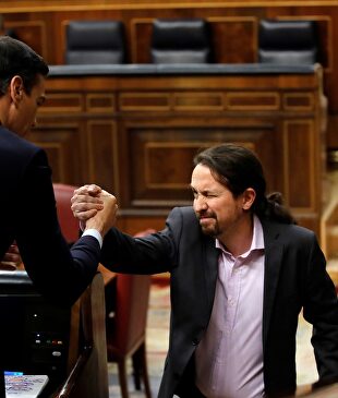 Pedro Sánchez y Pablo Iglesias se saludan en el hemiciclo. |  EFE