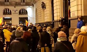 Decenas de personas se manifiestan en Zaragoza contra Pedro Sánchez
