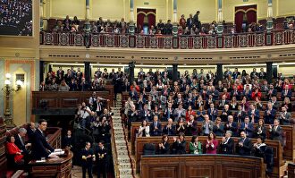 Sánchez, ovacionado por los suyos. |  EFE