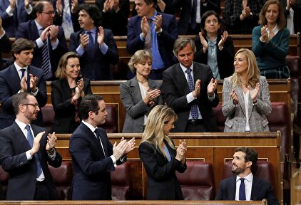 Casado aplaudido por los diputados del PP |  EFE