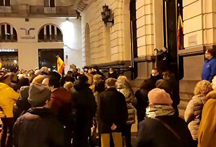 Decenas de personas se manifiestan en Zaragoza contra Pedro Sánchez