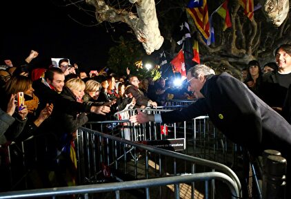 Torra saluda a los concentrados ante el parlament. |  EFE