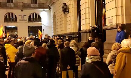 Decenas de personas se manifiestan en Zaragoza contra Pedro Sánchez